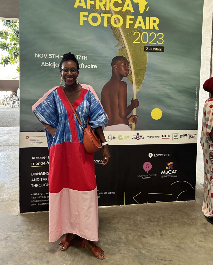 L'auteure de l'article portant un boubou achete a Vyvymax, une bonne adresse a la Riviera 3